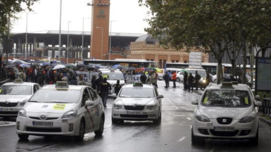Foto de archivo de taxis en Atocha.