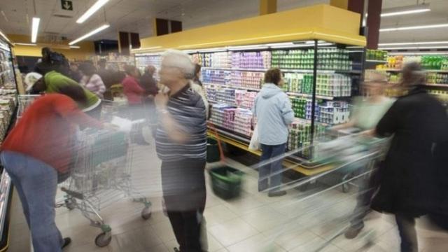Varias personas compran en un supermercado