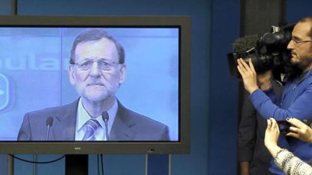 Rajoy declarando ante los medios de comunicación a través de un plasma