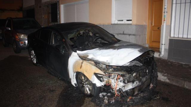 Un coche de Cabify incendiado por radicales.