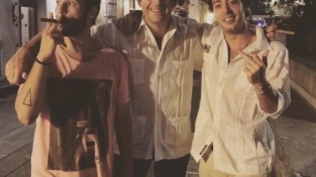 Willy Bárcenas, Antxón Carreño y un amigo disfrutan de la noche.