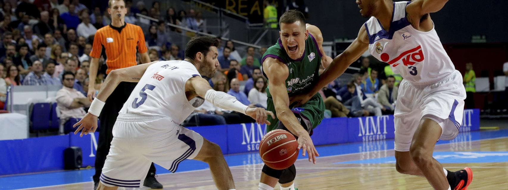 Nedovic intenta superar a Rudy y Randolph.
