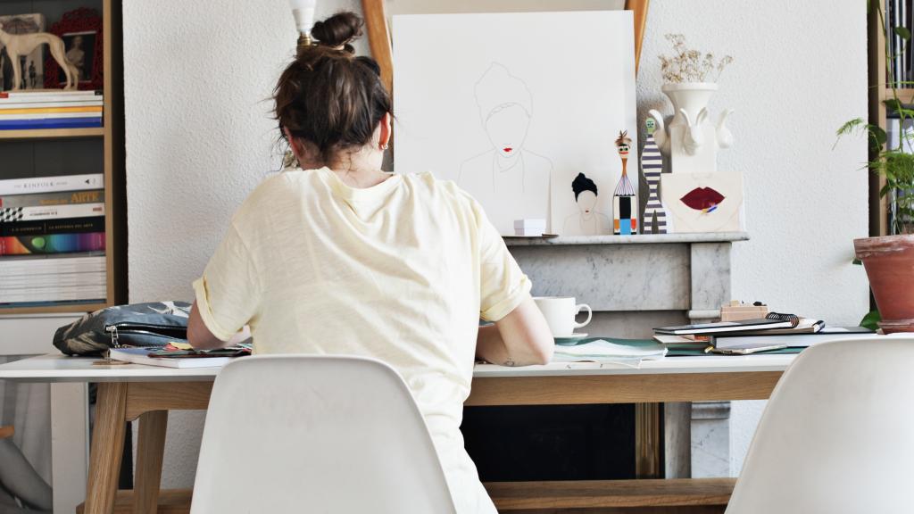 Mari Quiñonero trabajando en su casa, que es también su estudio. | Foto: Mari Quiñonero.