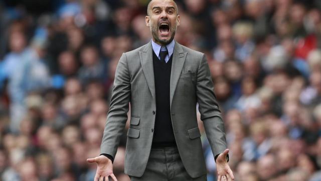 Pep Guardiola protesta durante un partido con el Manchester City.