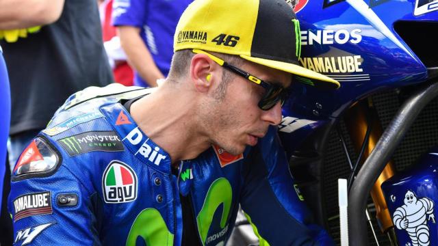 Valentino Rossi, junto a su M1, en la parrilla de salida del GP de Francia.