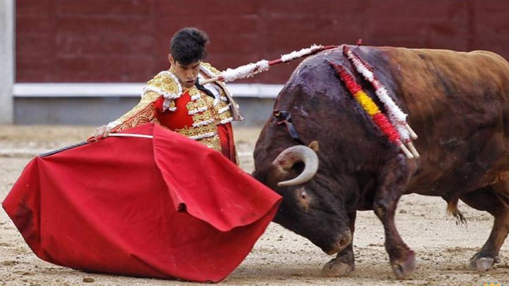 Derechazo de rodillas de López Simón, que tuvo el mejor lote