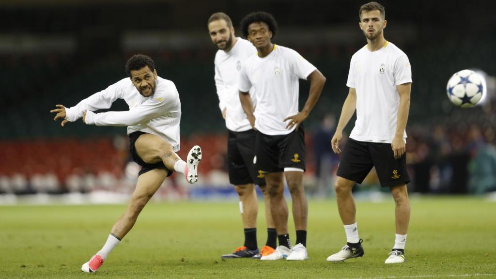Dani Alves dispara durante el entrenamiento previo a la final.