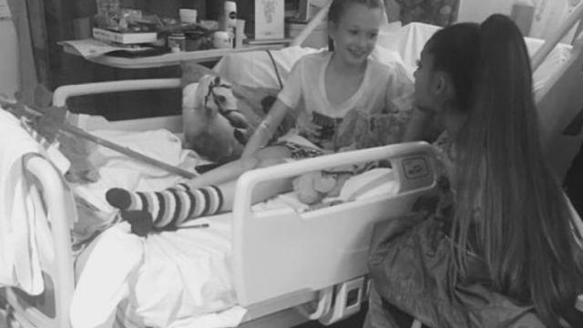 Ariana Grande abraza a una de las heridas.