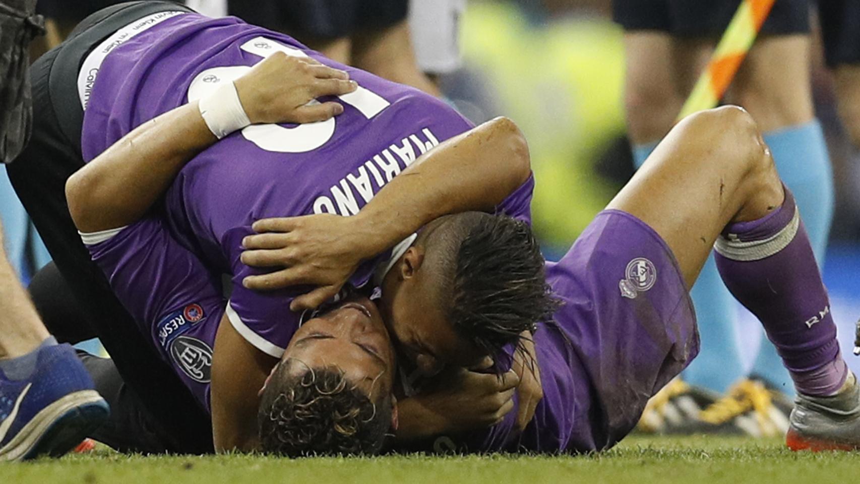 Cristiano y Mariano se abrazan tras la final.