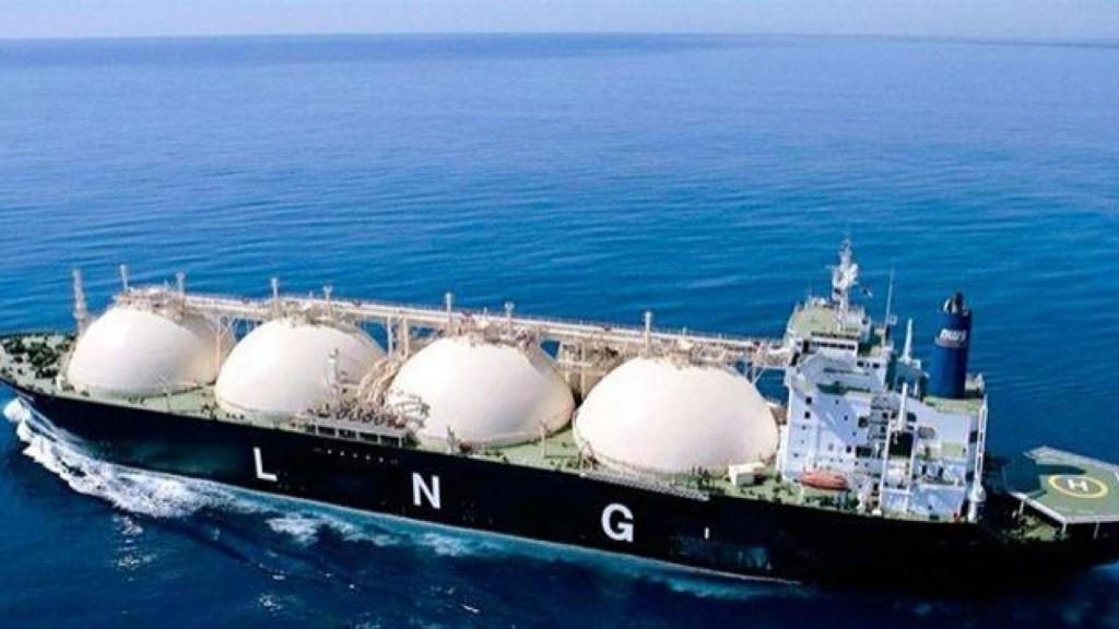 Un buque que transporta gas natural licuado.