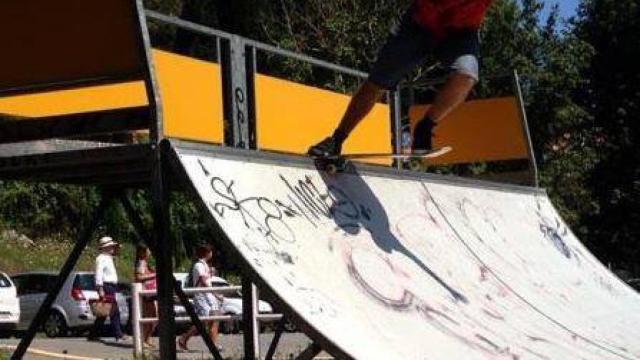 Ignacio Echeverría, con su monopatín