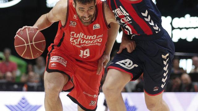 Fernando San Emeterio (Valencia) y Jaka Blazic (Baskonia).