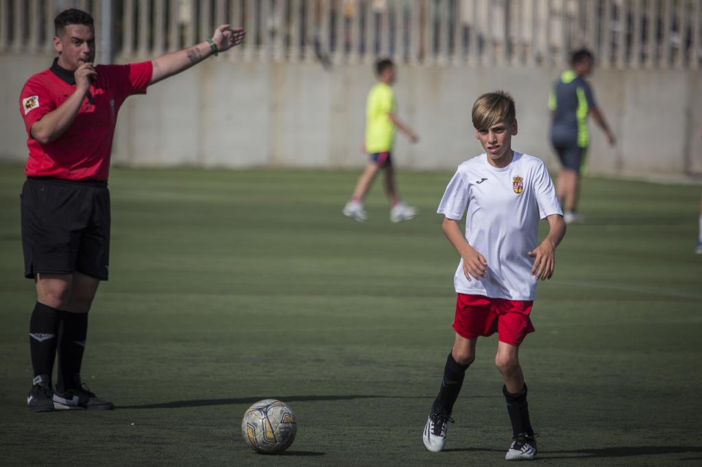 El árbitro ordenando el comienzo del encuentro entre el Torrenueva y el Albuñol.