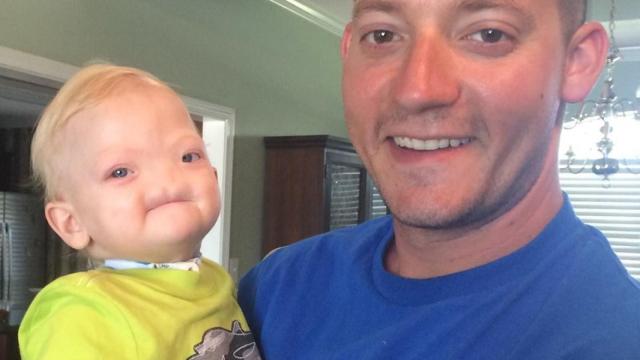 Eli junto a su padre, Jeremy Finch.