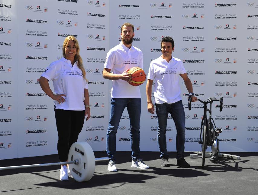 Valentín, Rodríguez y Gómez Noya en el acto de Bridgestone en el COE.