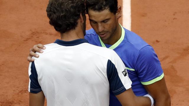 Nadal saluda a Carreño tras la retirada del gijonés.