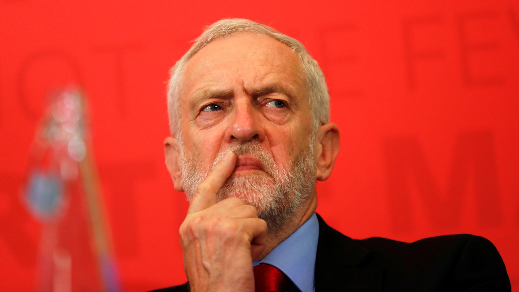Jeremy Corbyn espera a dar un discurso electoral