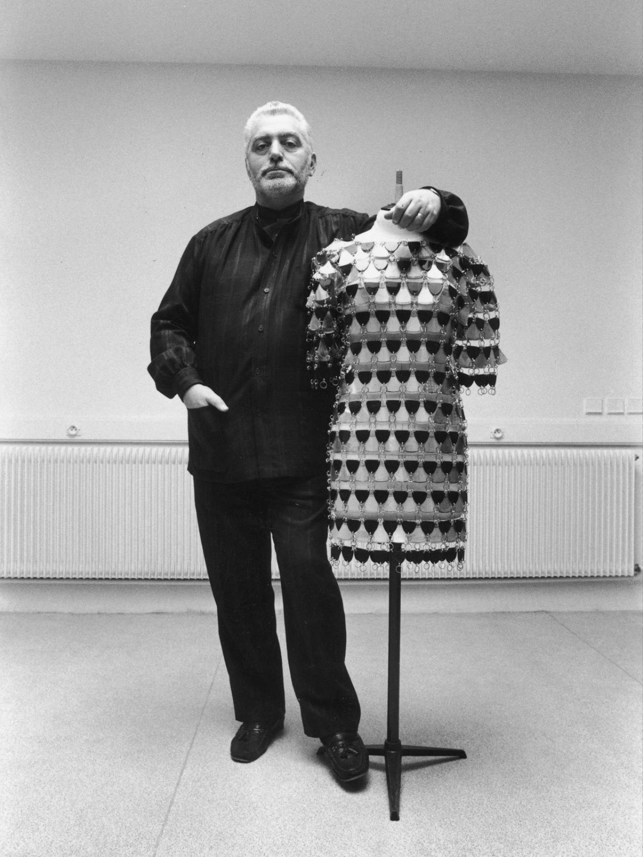 Retrato del diseñador Paco Rabanne junto con una de sus creaciones.