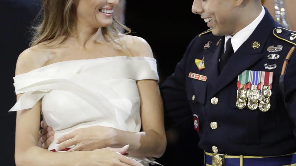 Melania Trump junto a José Ángel Medina Morales, el soldado con quien bailó en la toma de posesión de Trump.