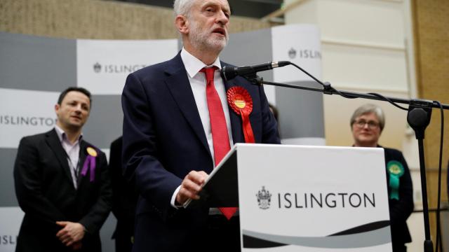 Corbyn, durante su alocución, esta noche.