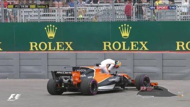 Fernando Alonso se retira de su coche tras romper el motor.