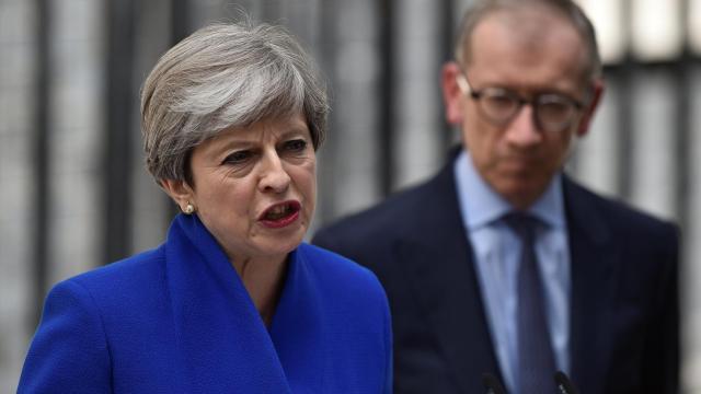 May, durante su discurso, acompañada por su marido Philippe.