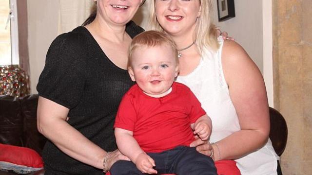 Caspian junto a a su madre biológica y hermana, Katherine, y a su madre, Jackie.