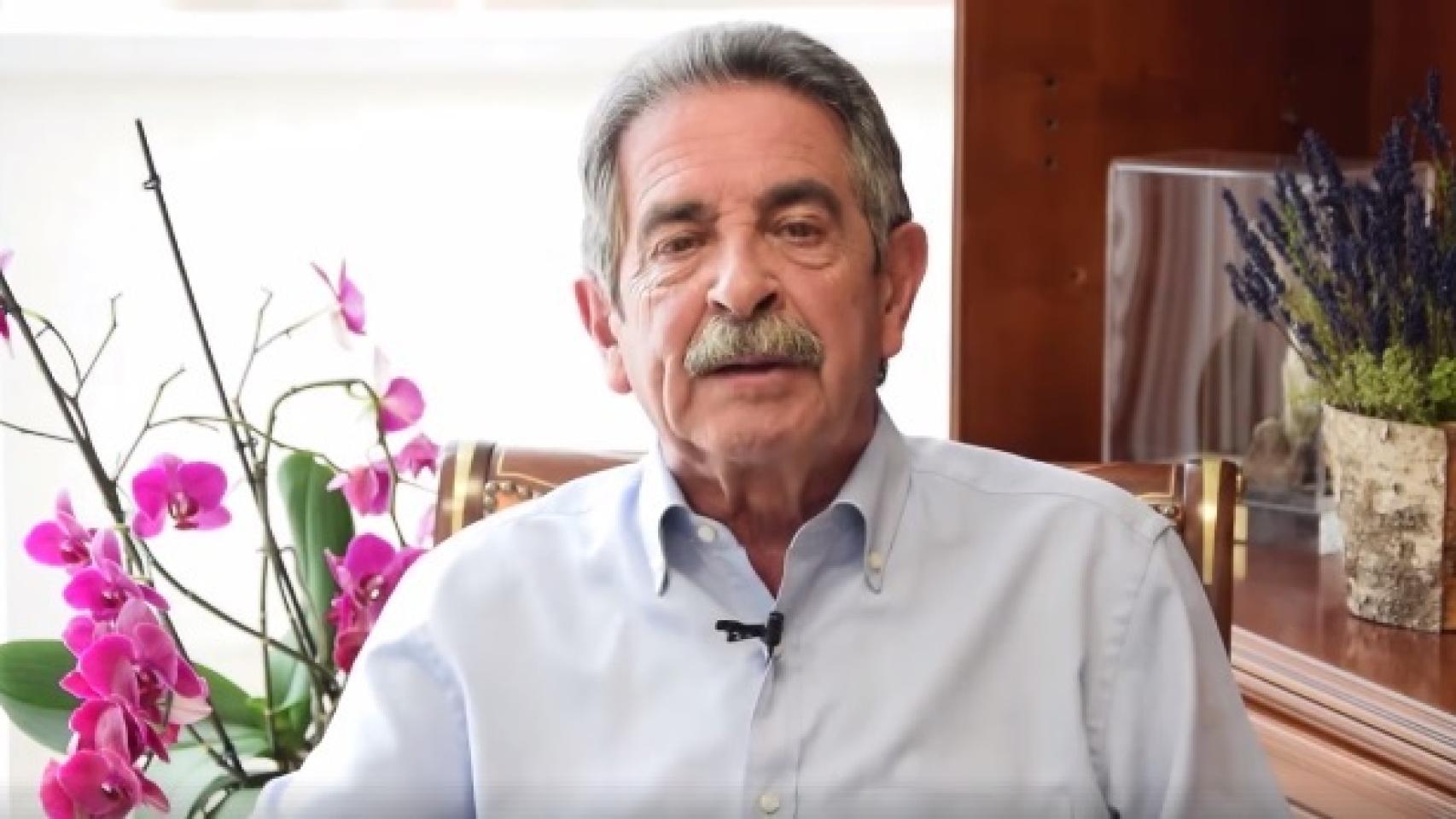 Miguel Ángel Revilla hablando a cámara desde su despacho.
