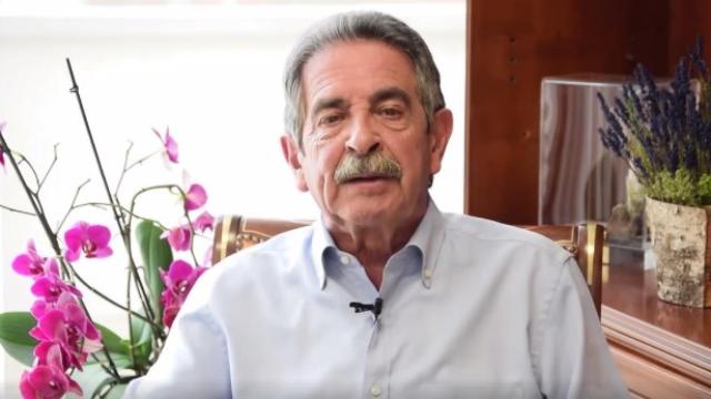 Miguel Ángel Revilla hablando a cámara desde su despacho.