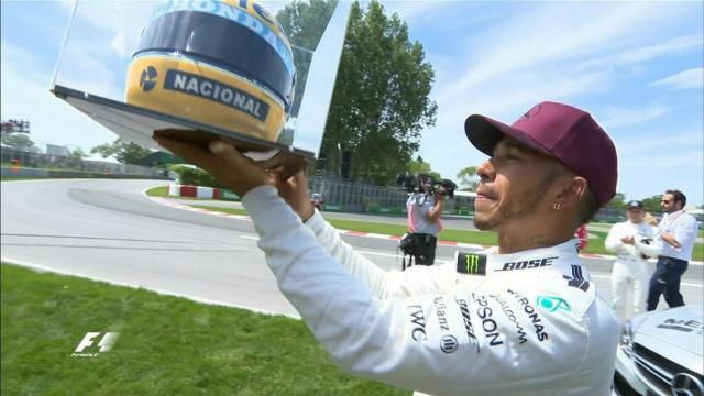 Hamilton con uno de los cascos con los que corrió Senna.