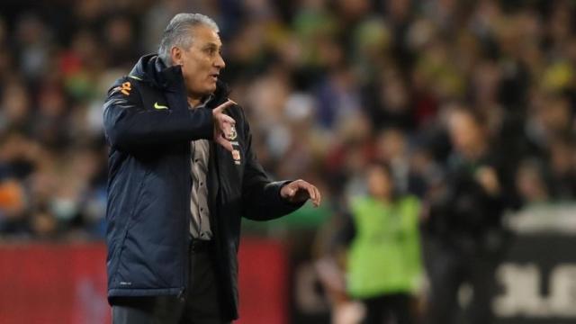 Tite dando instrucciones en un partido de Brasil