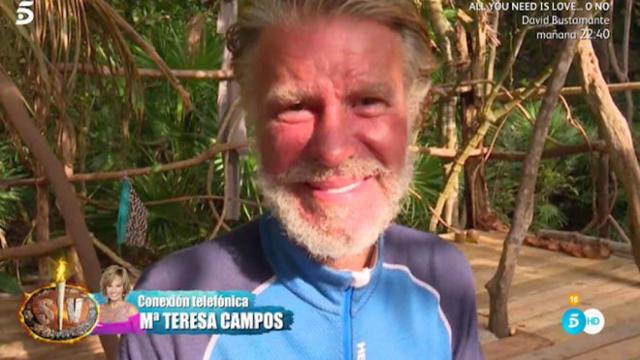 Bigote Arrocet sonríe ante la llamada inesperada de María Teresa.