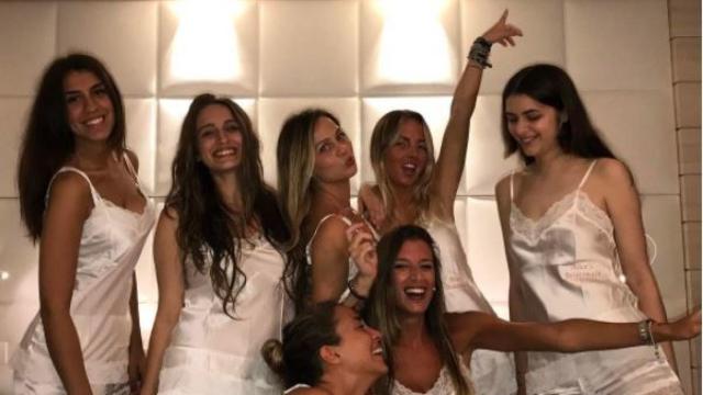 Alice Campello, abajo en el centro con el brazo extendido, celebró su despedida con amigas y mucho relax.