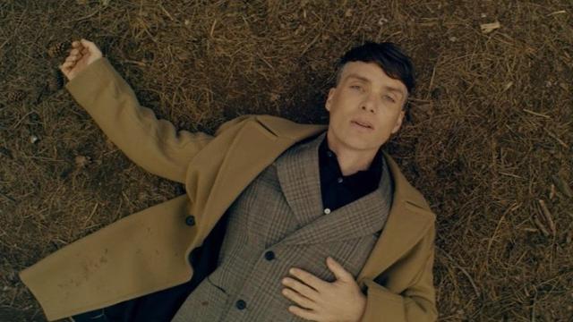 Escena en la que Cillian Murphy aparece en el bosque vestido de Stella McCartney. | Foto: Stella McCartney.