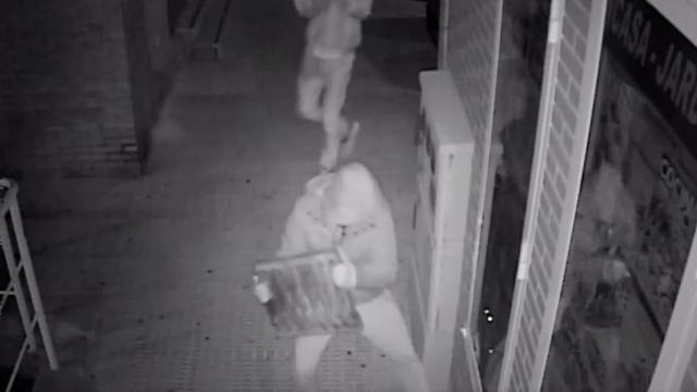 Los asaltantes en pleno asalto a un kiosko en Mejorada del Campo (Madrid).