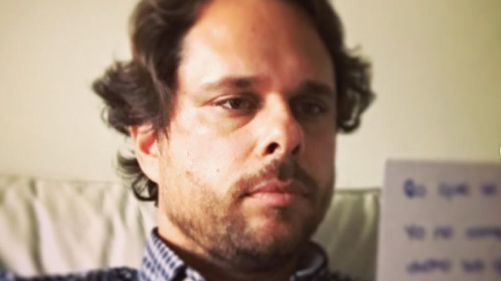 Juan Antonio Susarte pasa mucho tiempo leyendo a sus alumnos.