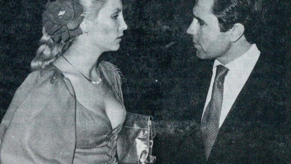 Ignacio Camuñas, entonces candidato al Congreso de UCD por Madrid, comenta las incidencias del recuento de votos.