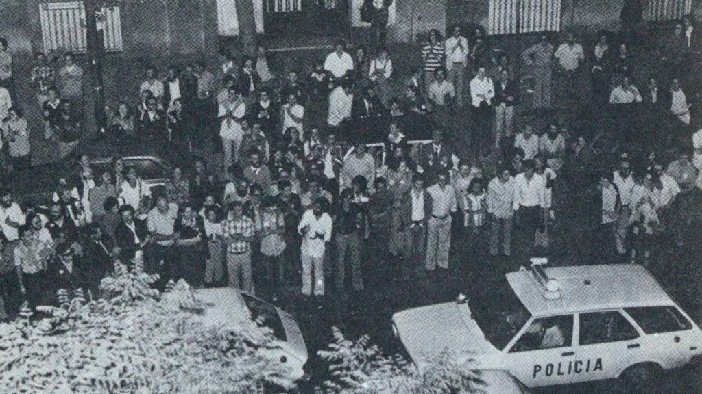 Numerosas personas se apiñaron frente al 161 de la calle García Morato de Madrid, donde se encontraban los socialistas.