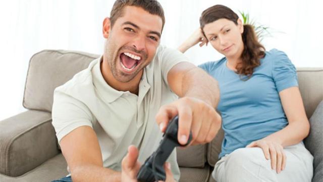 Un chico juega mientras la chica que le acompaña mira a otro lado.