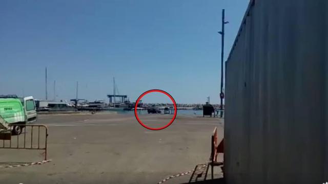 El momento en el que el coche de lujo cae al agua, en el vídeo subido por Ràdio Arenys.