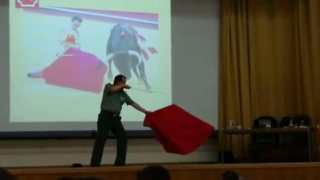 El suboficial que instruye en movimientos de capote y espada.