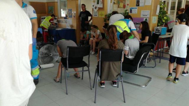 Estudiantes del IES Neil Armstrong de Valdemoro, antes de ser evacuados.