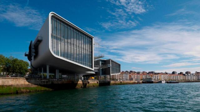Image: El Centro Botín vuela sobre el mar