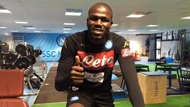 Koulibaly en un acto del Nápoles. Foto: Twitter (@sscnapoli)