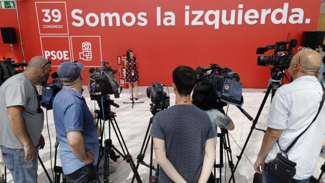 La diputada del PSOE Adriana Lastra en el lugar donde se celebrará del 39º Congreso del partido socialista, que tiene lugar este fin de semana en Madrid. EFE/Emilio Naranjo