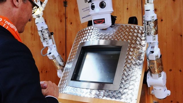 Cuando bendice, este robot alemán articula las manos y las levanta