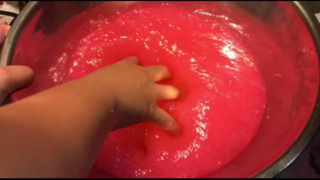 Megan estruja gelatina de sandía.