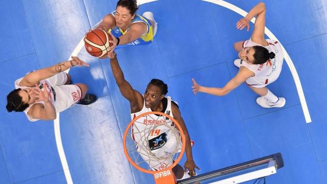 Sancho Lyttle intenta capturar un balón ante Ucrania.