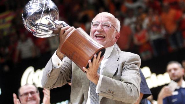 Juan Roig con el trofeo de campeón de la ACB.