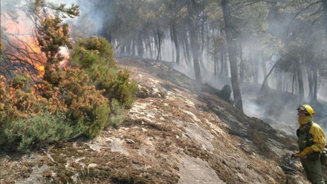 Un bombero, en el lugar del suceso